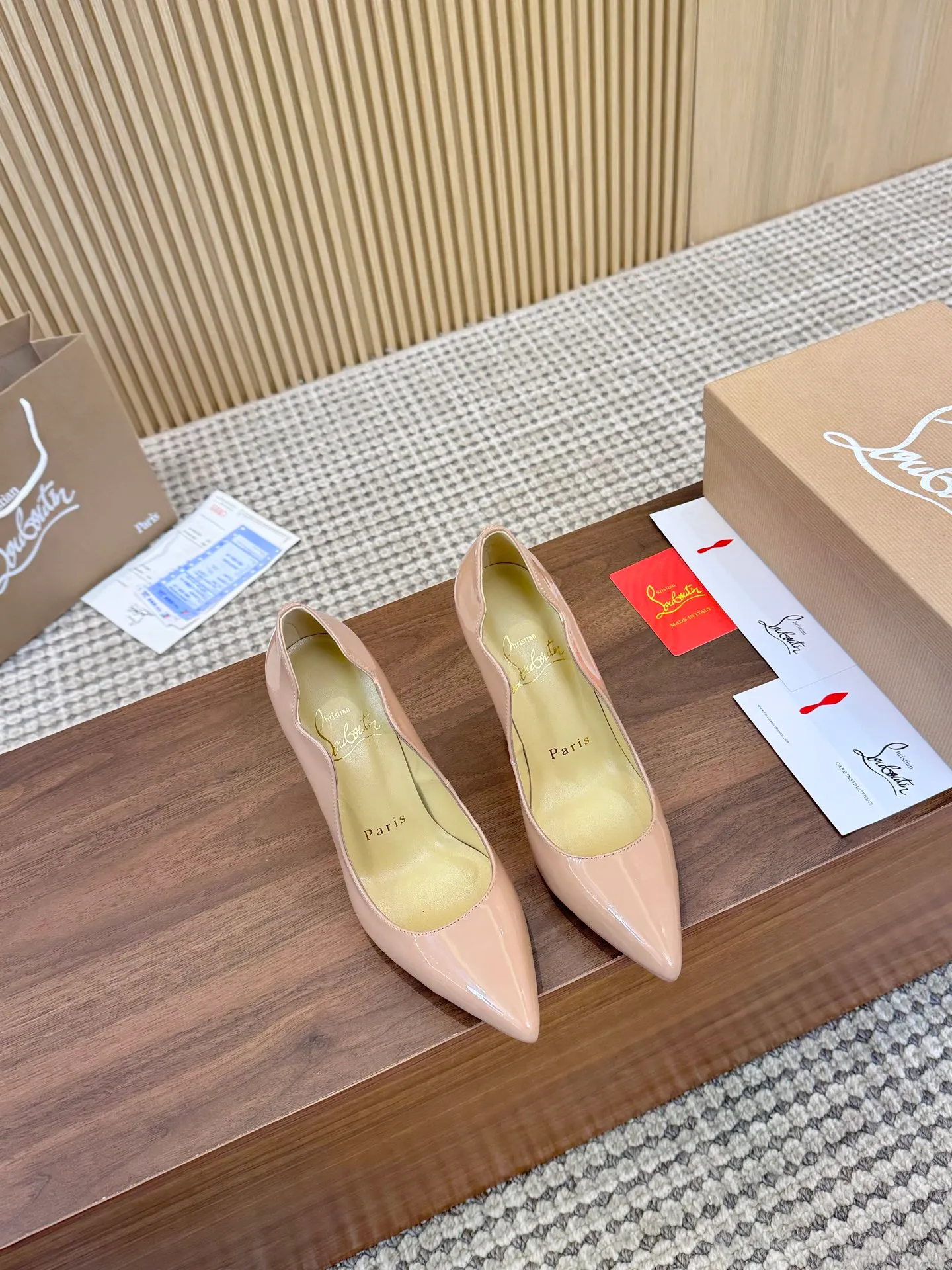 👟👟Ex-factory price 440👟👟 Genuine leather sole +40 shipped all year round 💝Christian Louboutin CL👠 "Imported cow patent leather💎 series" noble and luxurious, real blingbling✨ real materials, all customized by the pattern maker, and the materials are made of original customized materials, achieving the taste of the original 5 color options💍 Upper: Imported 👉Cow patent leather💪 Lining: Sheepskin foot pad/lining Size: 34-40.41.42 Heel height: 10.5cm and 8.5cm two options Leather sole Rubber sole